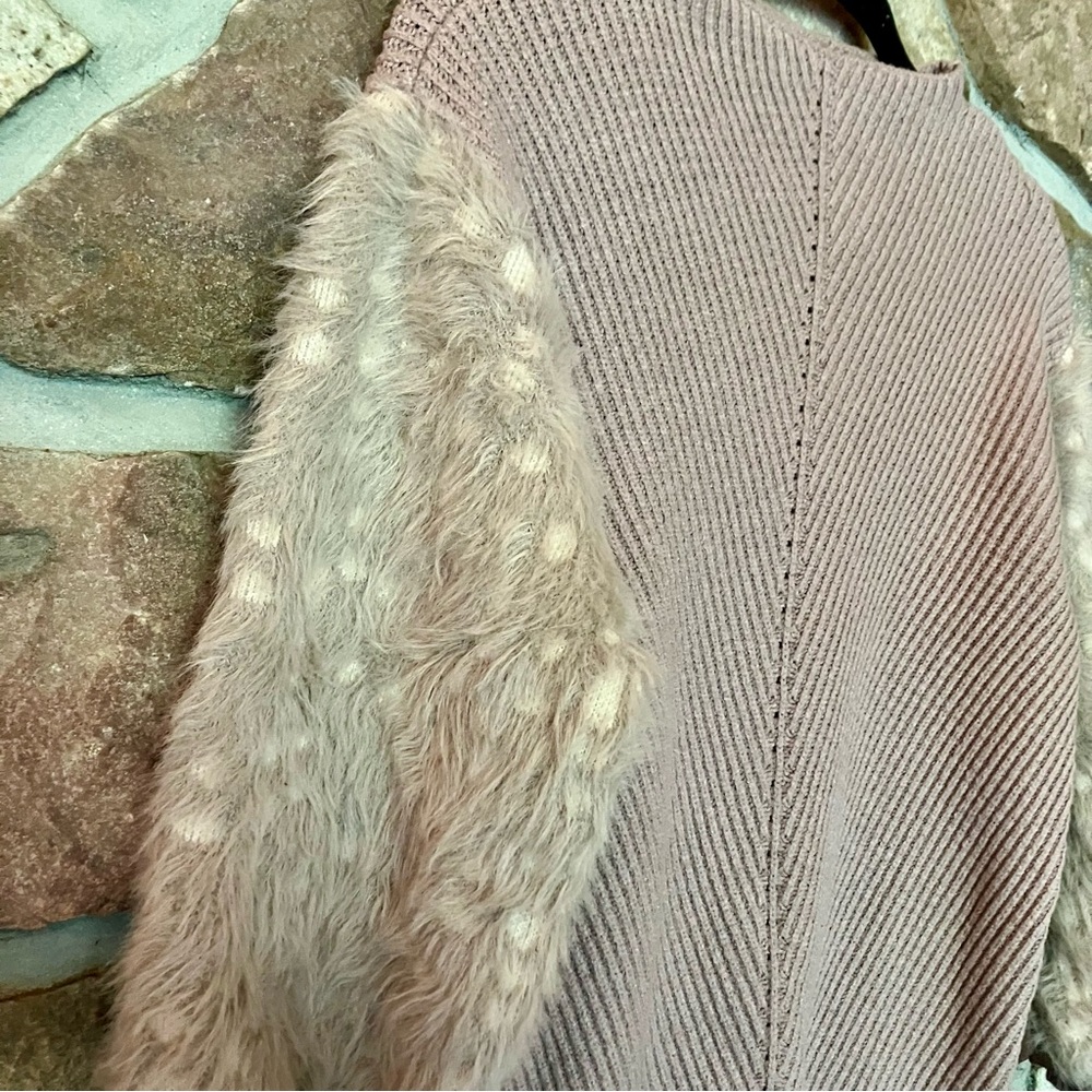 Mystic faux fur sleeved viscose knit sweater size medium creamy grey
